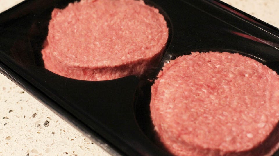 Zwei rohe Rindfleisch-Hamburger.