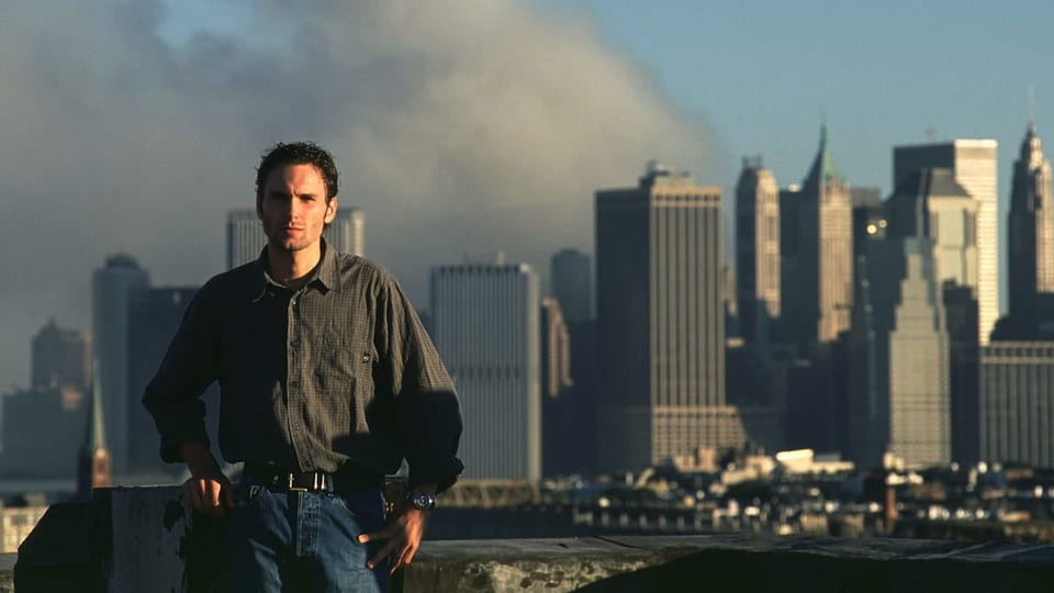 Adrian Müller 2001 vor Rauchwolke in New York