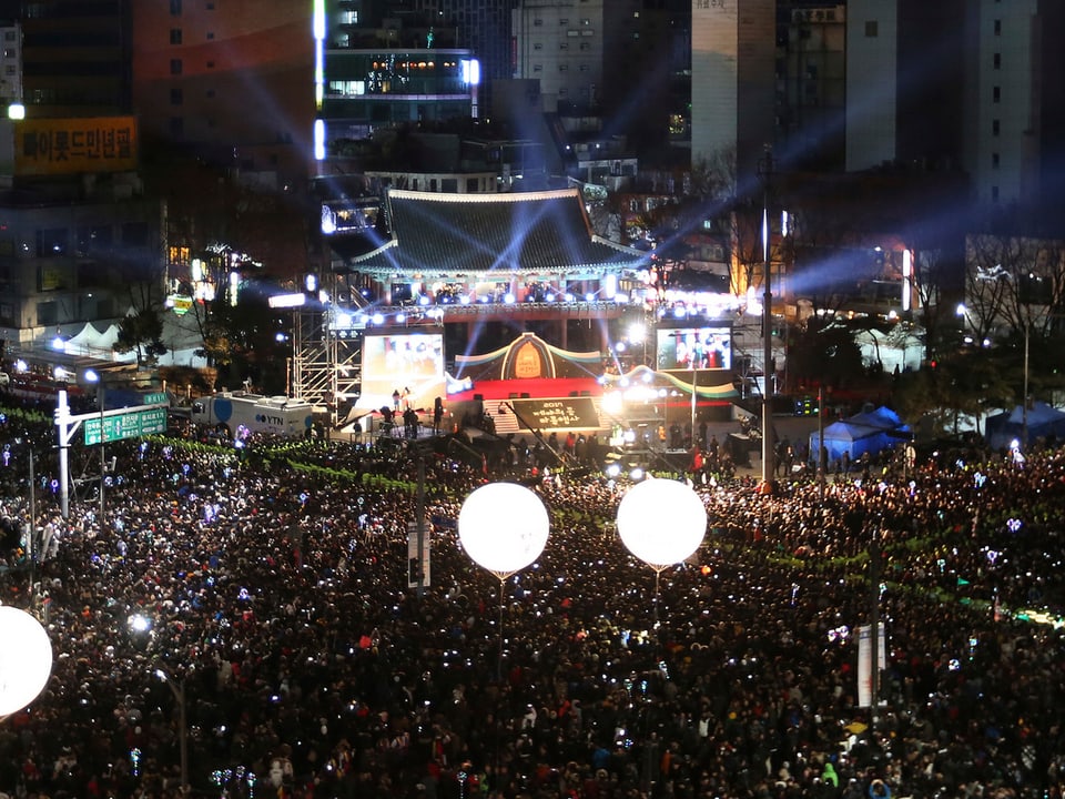 Südkorea: Auf dem Bosingak Pavillon erwarten Tausende Menschen ein traditionelle Glockengeläut.