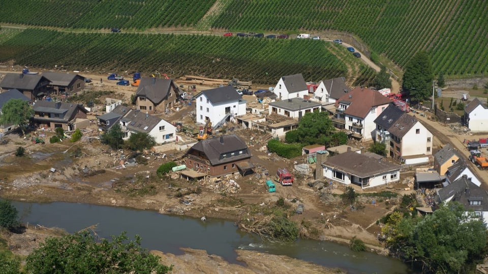 Rettungskräfte sind nach dem Hochwasser in Marienthal in Rheinland-Pfalz im Einsatz, 21.07.2021.