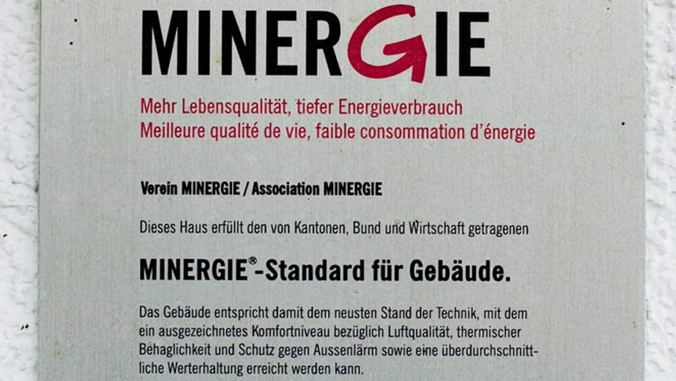 Tafel mit dem Minergie-Logo