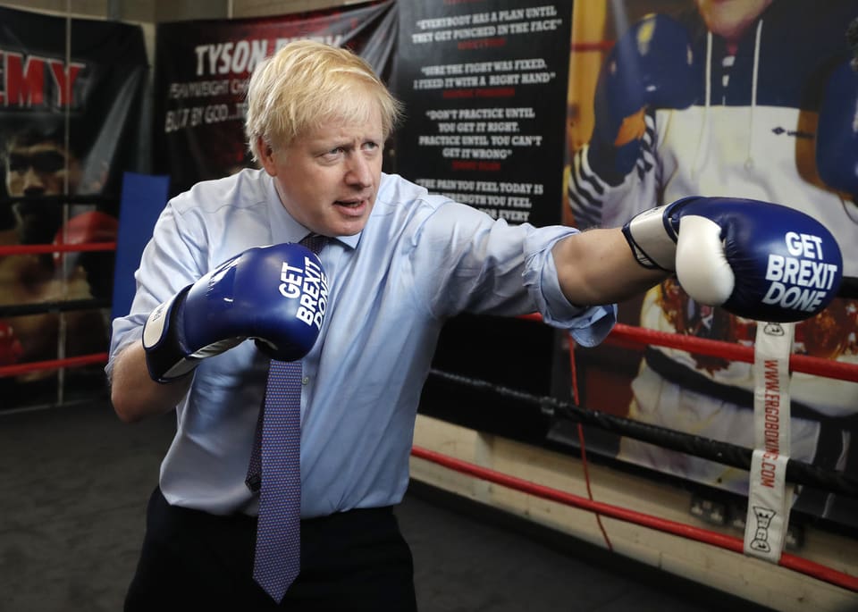 Boris Johnson in Boxhandschuhen mit der Aufschrift «Get Brexit Done»