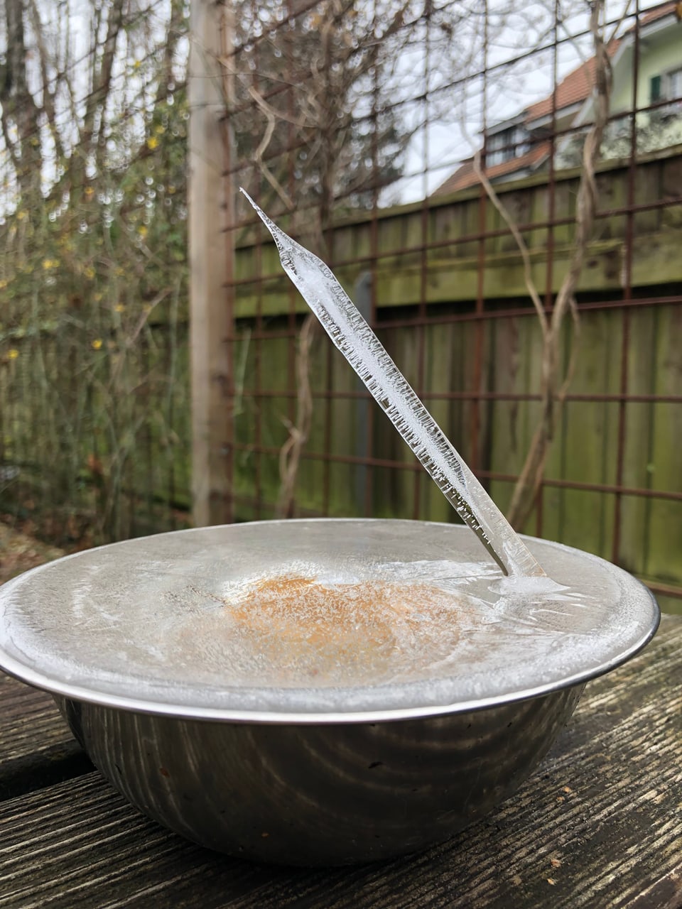 Nidau/BE Ein Eiszapfen, welcher von unten nach oben wächst.