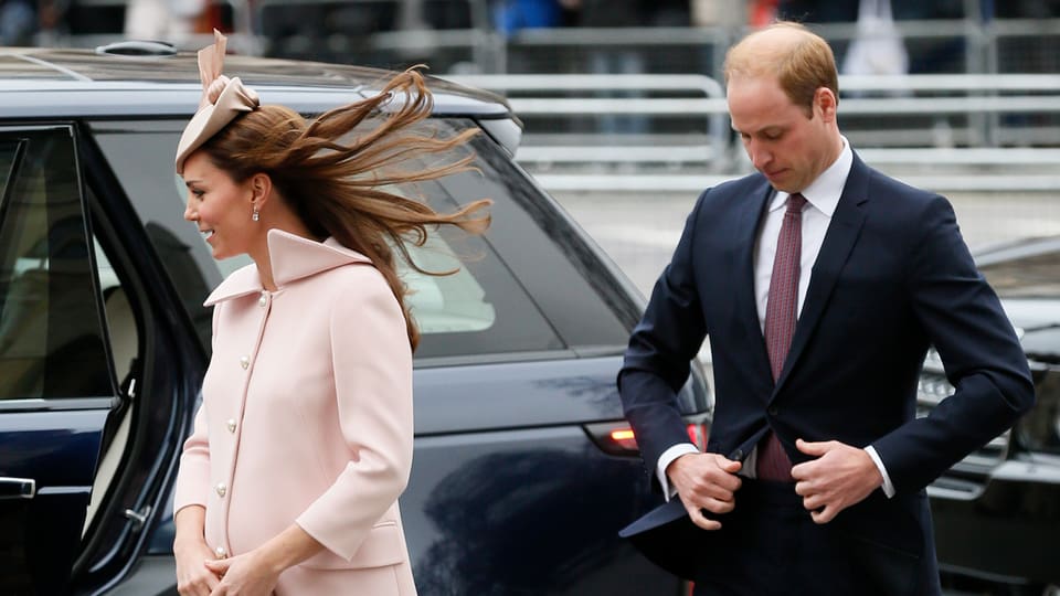 Herzogin Catherine und Prinz William laufen in RIchtung Kirche.