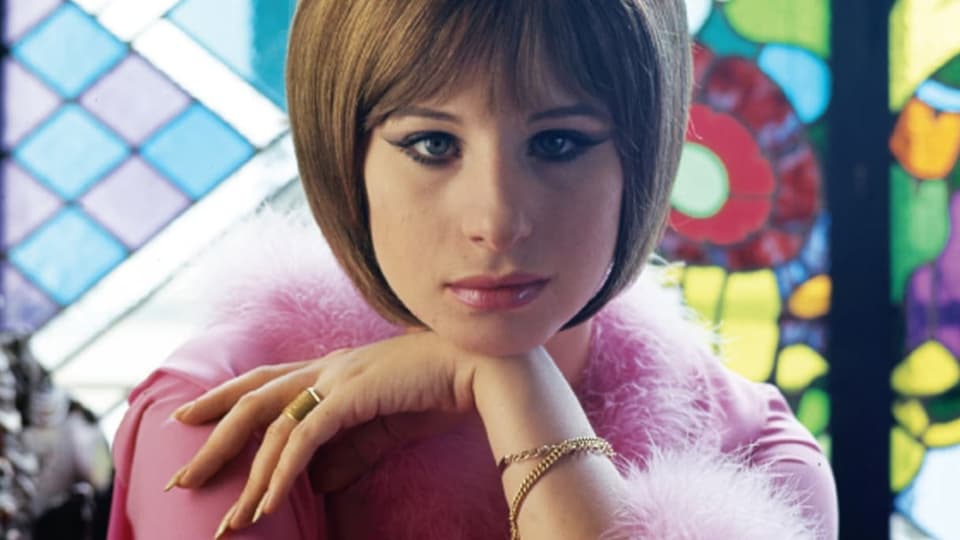 Barbra Streisand in einer Nahaufnahme des Modefotografen  Milton H. Greene aus dem Jahr 1964.
