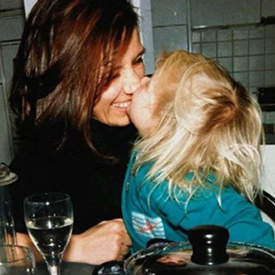Die kleine Dominique küsst ihr Mami