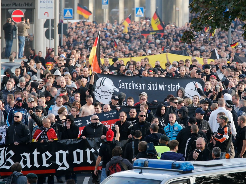 Hooligans ziehen mit Fahnen und Transparenten durch Köln
