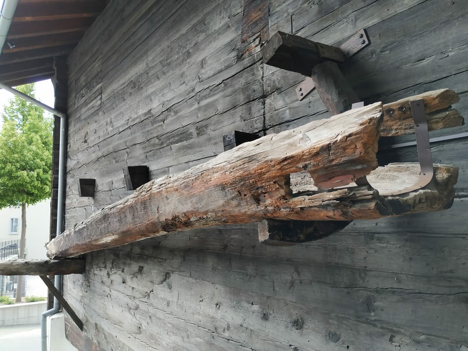 alter Holzkännel an Hauswand