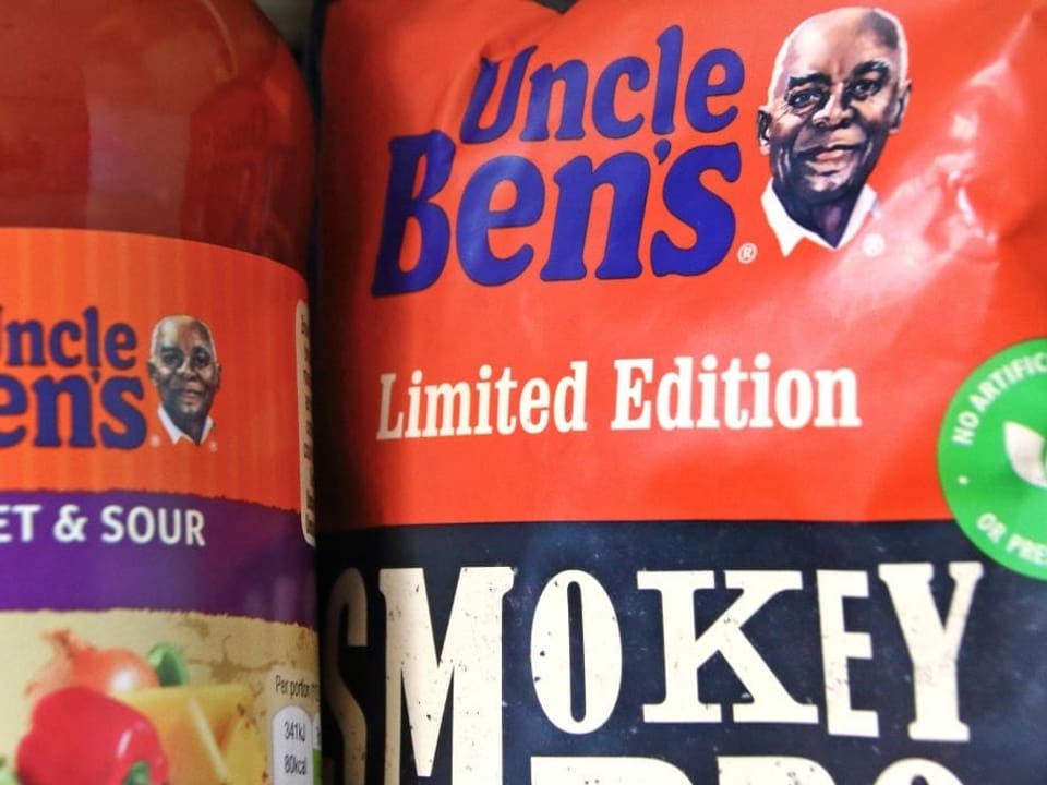 Eine Reispackung von Uncle Bens mit einem Schwarzen als Logo.