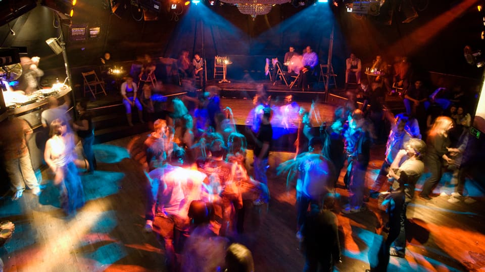 Tanzende Leute in einem Club.