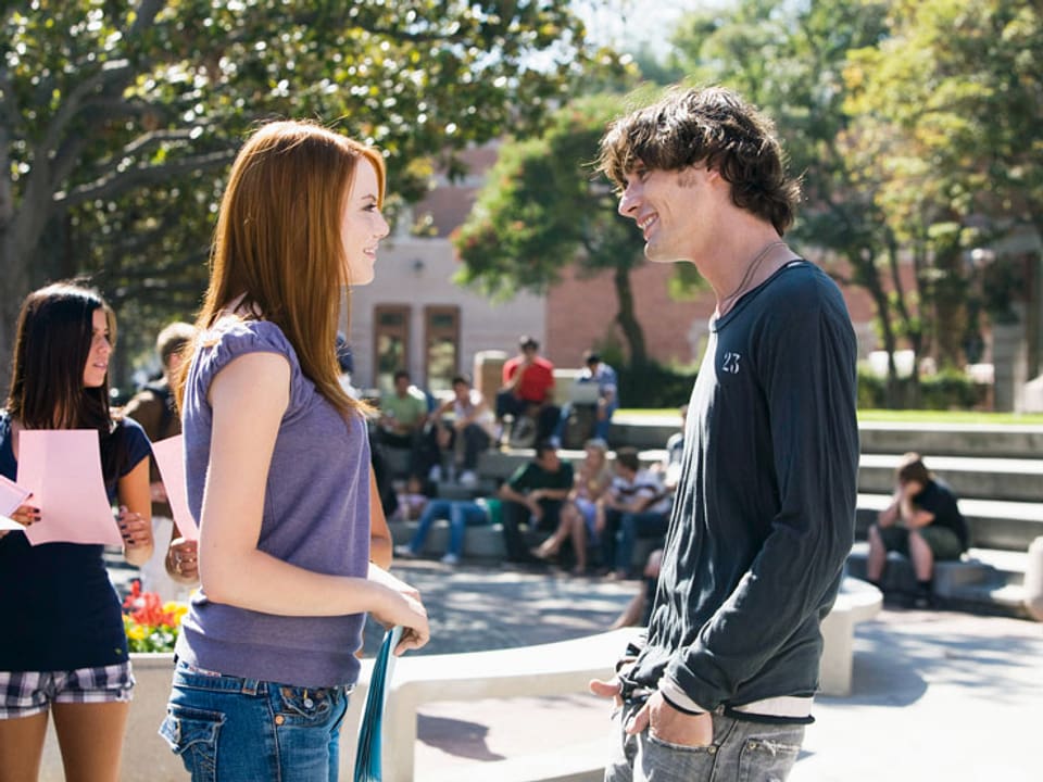 Emma Stone als Natalie flirtet auf dem Uni-Campus mit Tyson Ritter als Colby.