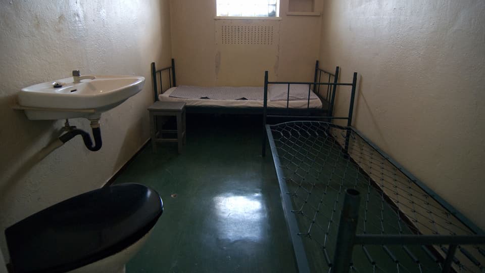 Eine Zelle im Stasi-Gefängnis mit einer Pritsche, einer Toilette und einem Lavabo.