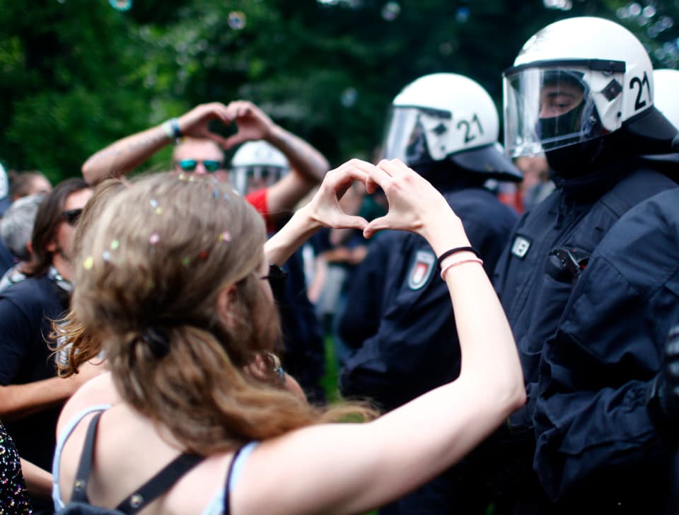 Demonstrantin und Polizisten.
