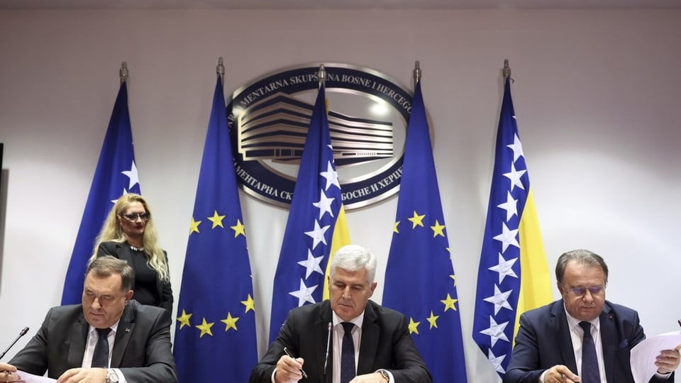 Die drei Regierungschefs der Föderationen, die zusammen Bosnien bilden, unterzeichnen ein Abkommen