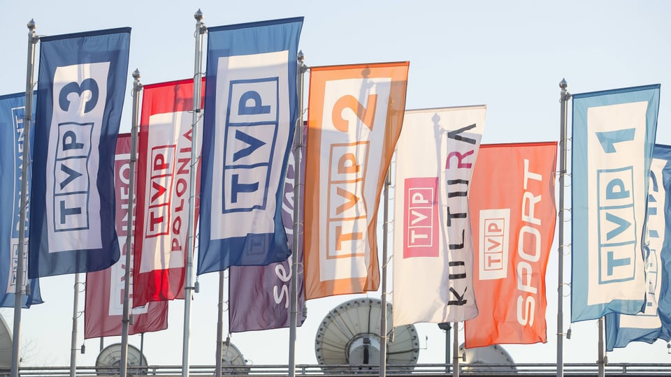 Fahnen der TV-Kanäle von TVP.