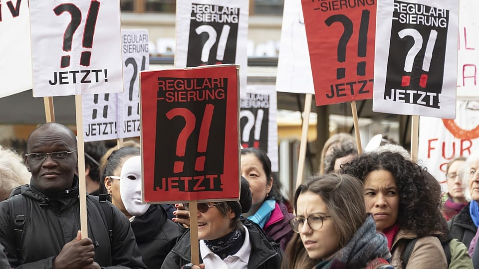 Demonstranten mit Plakaten.