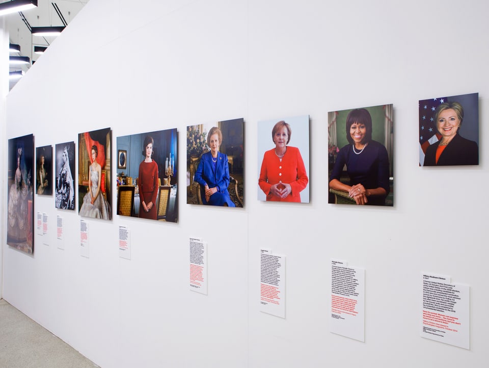 Es hängen Bilder von Merkel, Michelle Obama, Margaret Thatcher und vielen mehr an der Wand.