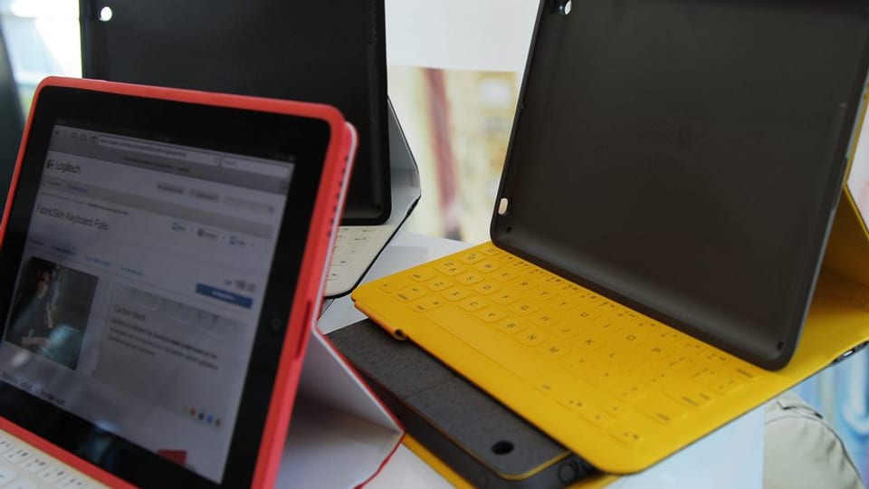 Zwei iPads auf einem Pult