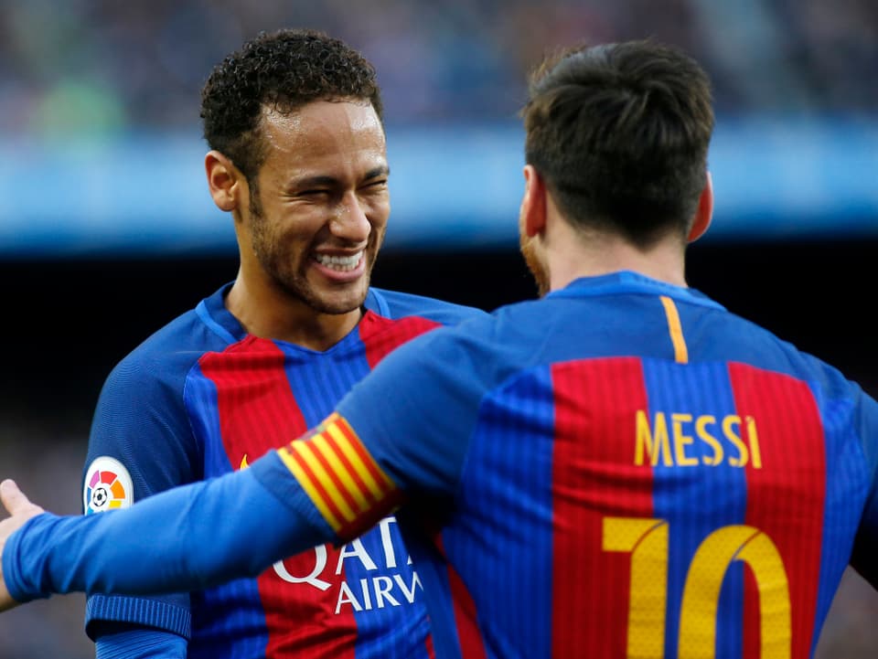 Neymar und Messi jubeln.