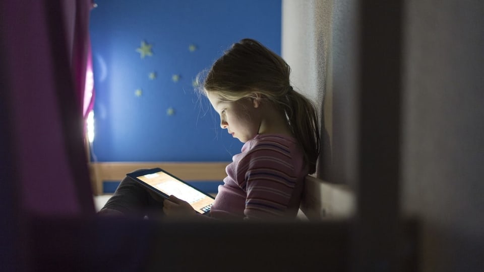 Im «Treff» surft Ihr Kind in geschützter Umgebung Mädchen surft auf einem Tablet im Internet