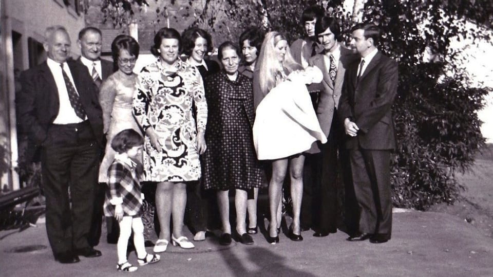 Schwarz-weiss-Bild einer Familienfeier.