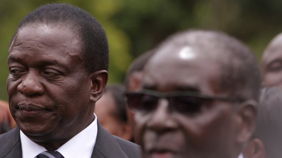 Emmerson Mnangagwa steht hinter Mugabe
