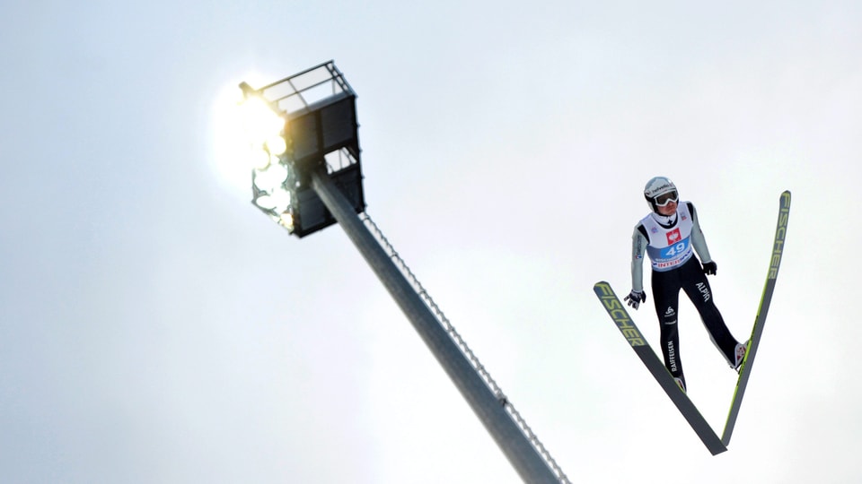 Simon Ammann, der Überflieger: Simon Ammann in der Luft bei einem Schanzensprung.