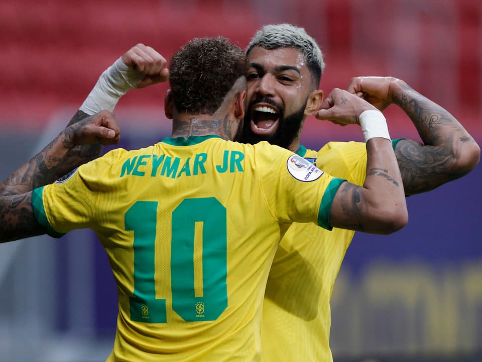 Lassen die Muskeln spielen Brasilien mit Neymar und Sturmkollege Gabriel Barbosa.