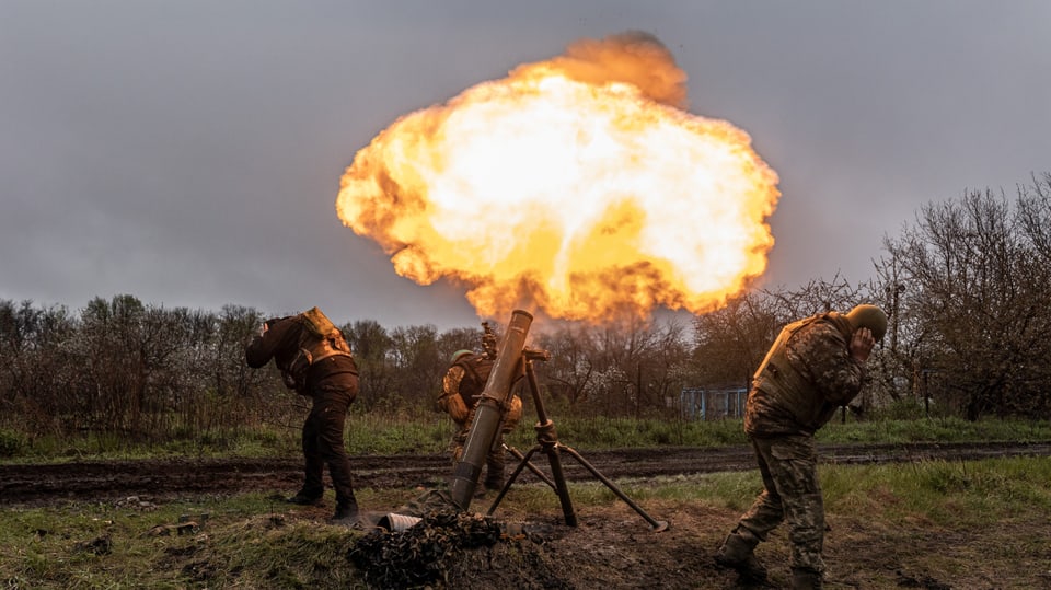 Ukrainian soldiers in front of Bagmuth on April 20, 2023