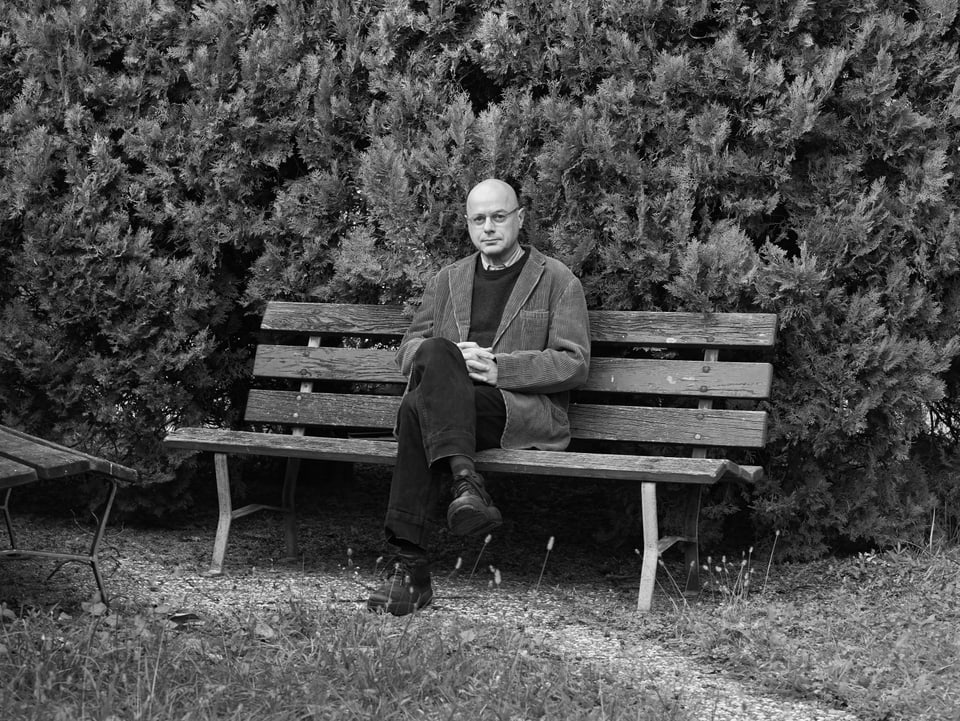 Autor Massimo Daviddi auf einer Parkbank