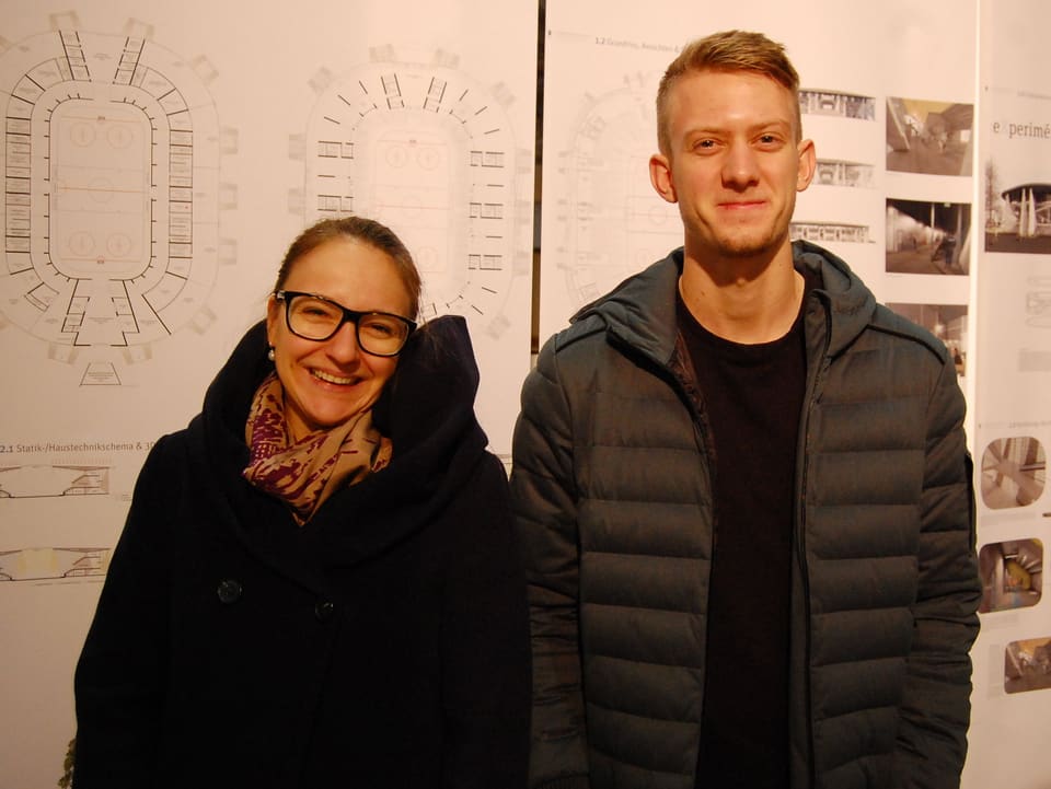 Junge Frau und junger Mann in Architekturausstellung.