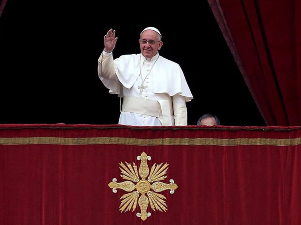 Der Papst begrüsst die Gläubige auf dem Petersplatz
