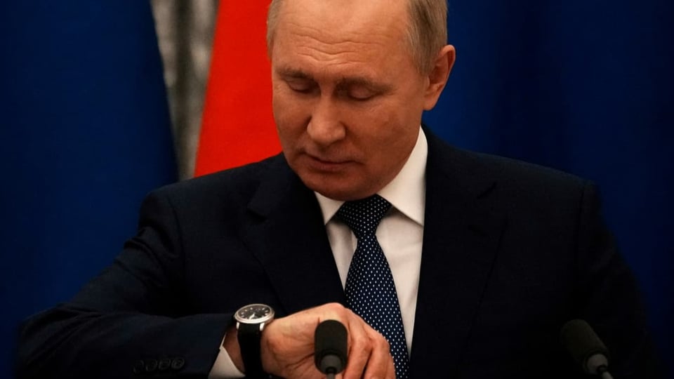 Putin schaut auf die Uhr.