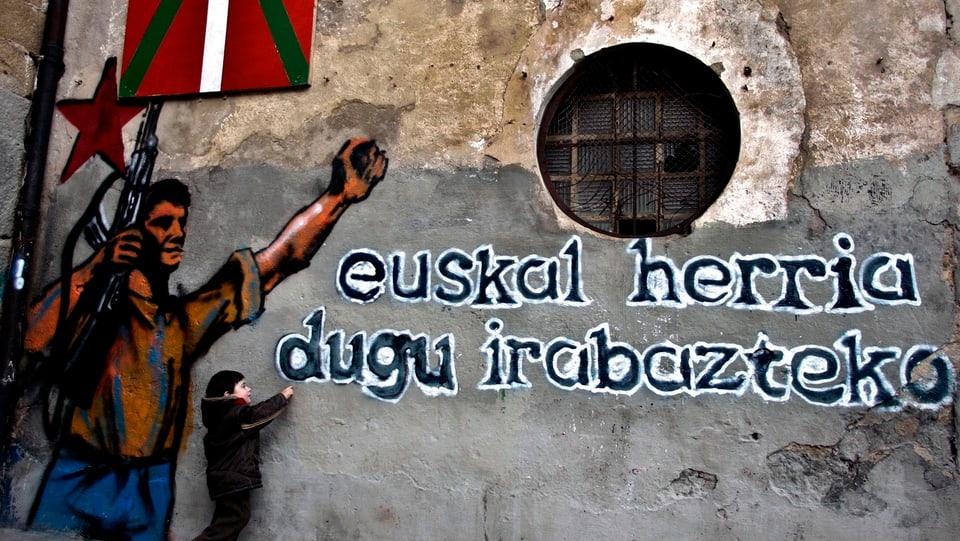 Graffiti an Wand mit baskischem Spruch