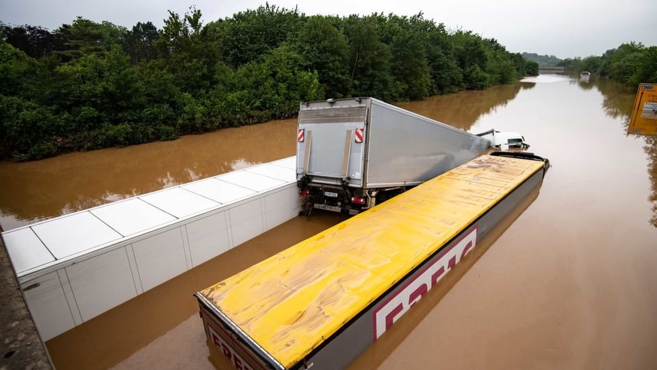 Lastwagen sind auf der überfluteten Bundesstrasse 265 bei Erftstadt ineinander verkeilt.