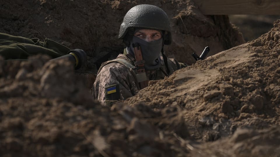 Ukrainischer Soldat in Schützengraben nördlich von Kiew, Frühling 2022.