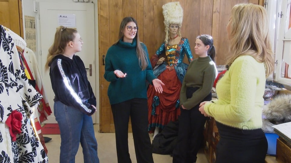 Vier Frauen in einem Verkaufsgespräch in eine Kostümverleih.