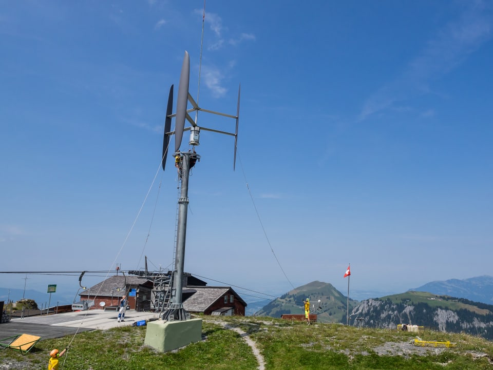 Windturbine auf einem Berggipfel.