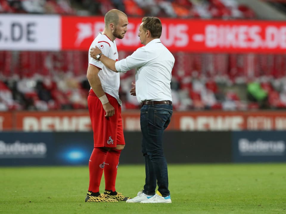 Rafael Czichos mit Köln-Manager Horst Heldt.