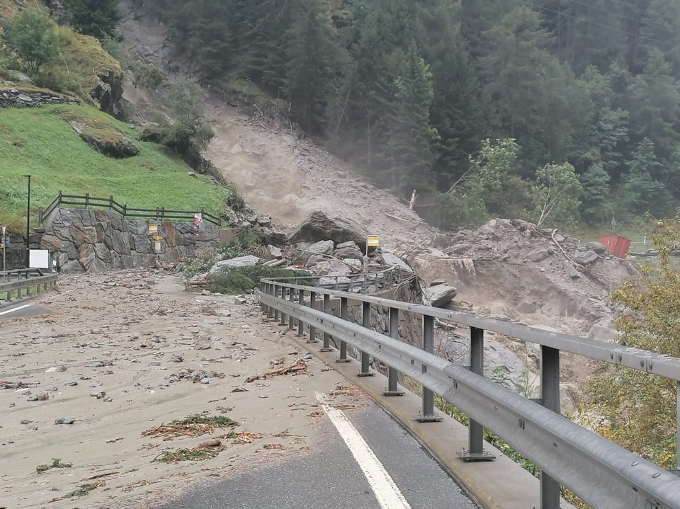 Um fluxo de detritos cobre uma ponte.