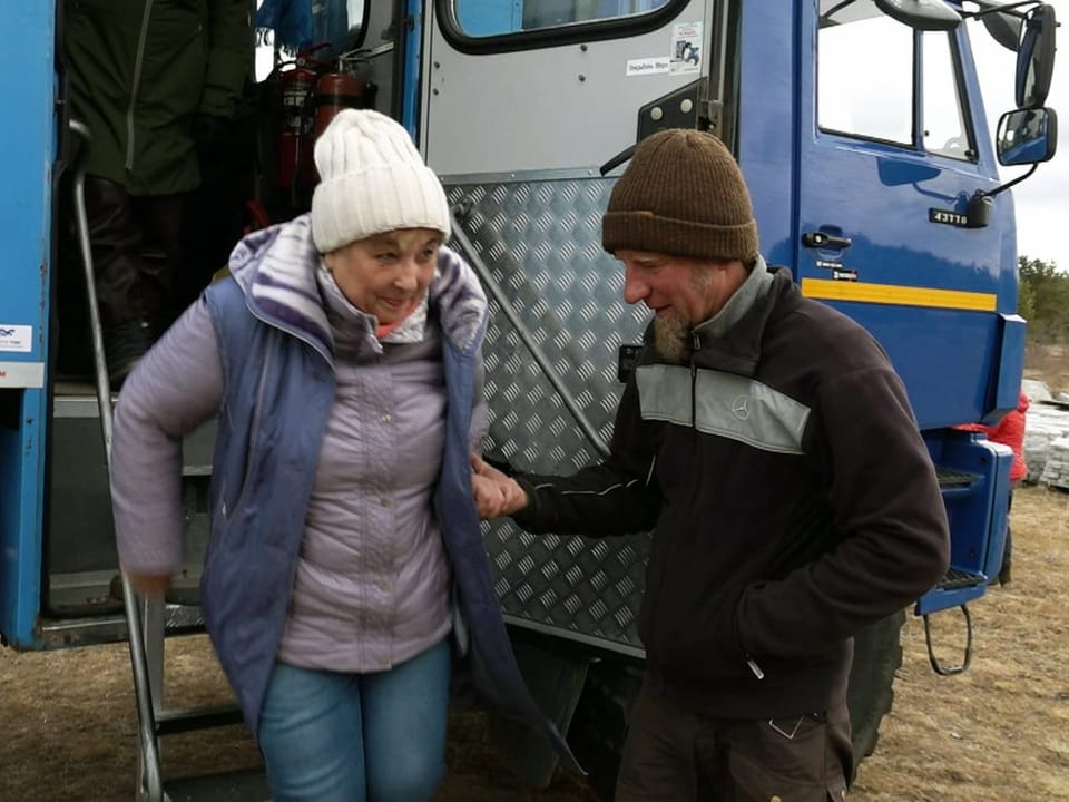 Lukas Achermann hilft einer älteren Russin bei aussteigen aus seinem Lastwagen. 