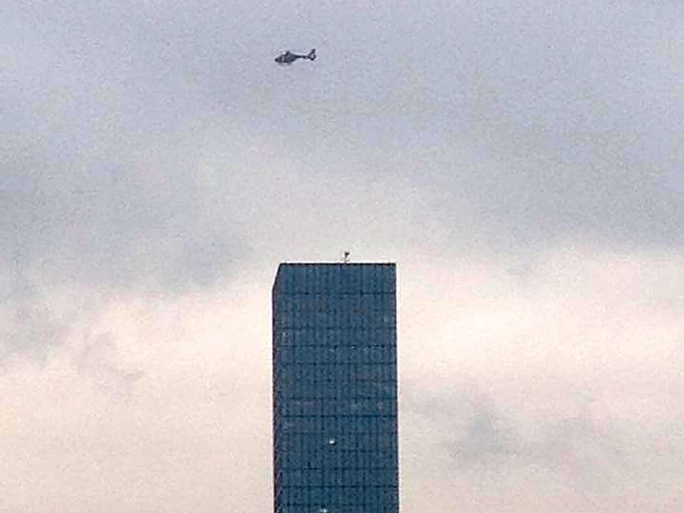 Ein Militärhelikopter über dem Basler Messeturm.