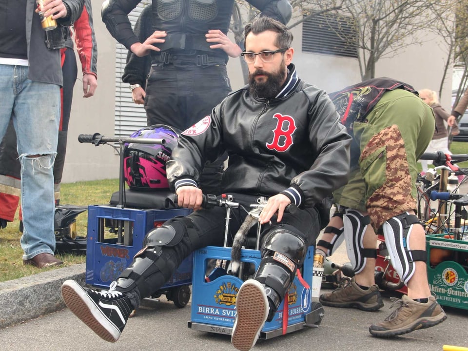 Andi Rohrer sitzt auf einer motorisierten Bierkiste.