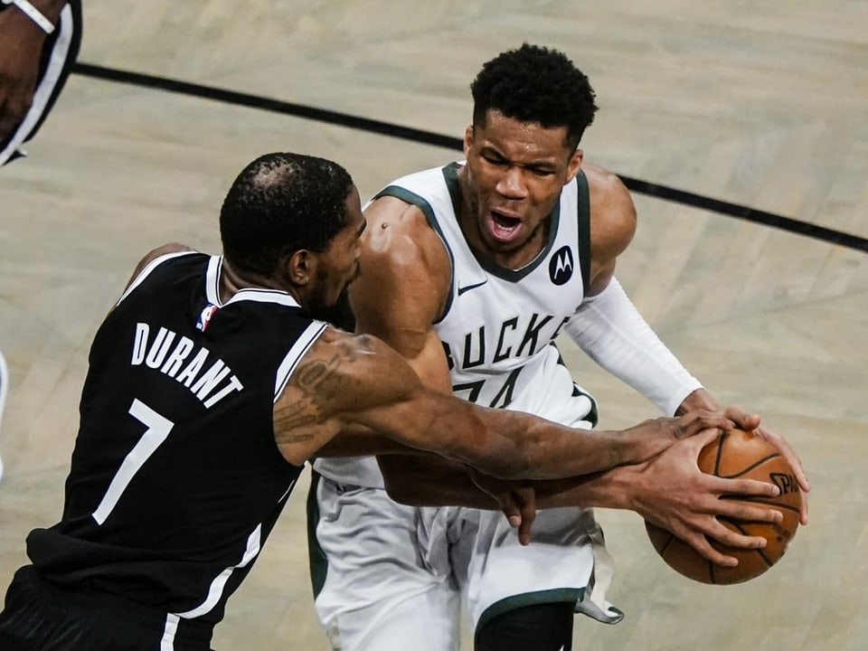 Brooklyns Kevin Durant gegen Milwaukees Giannis Antetokounmpo.