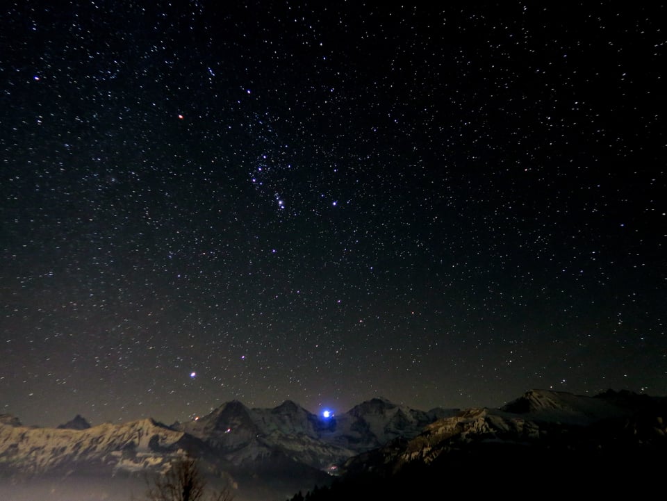 Tiefe Nacht liegt über den Berner Alpen. Die Sterne leuchten hell und klar.