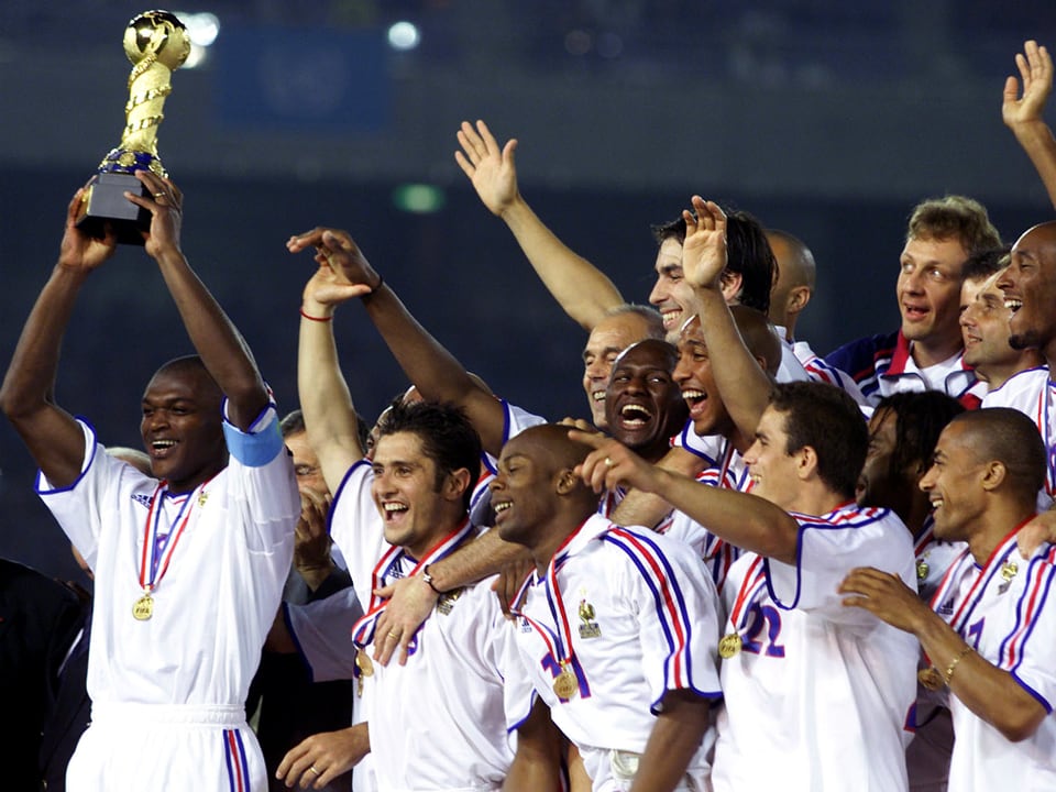 Im Final 2001 setzte sich Frankreich - Weltmeister 1998 und Europameister 2000 - gegen Co-Gastgeber Japan mit 1:0 durch. 