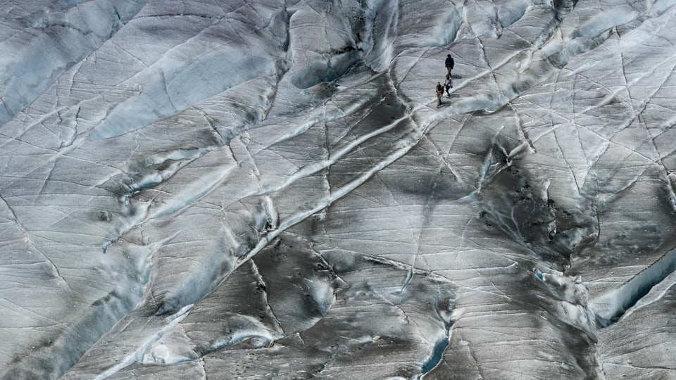 Wandererinnen und Wanderer unterwegs auf dem Gletscher