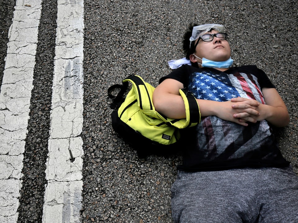 Ein Demonstrant liegt schlafend am Boden. 