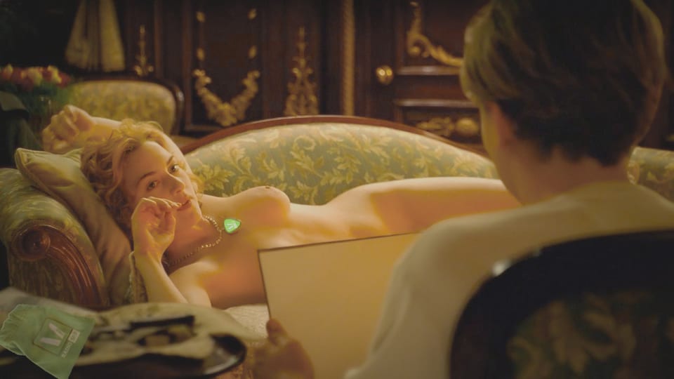 Kate Winslet liegt nackt auf einem Sofa im Film Titanic