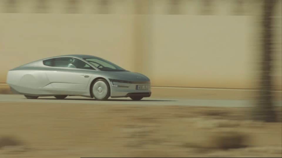 Das silberfarbene 1-Liter-Auto fährt durch Wüstengebiet.